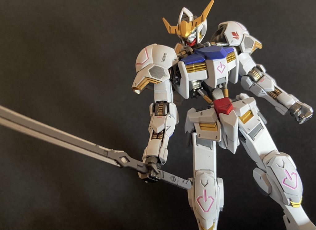 バルバトス第4形態は太刀を持つ姿が1番好きです！✨ミカは使いにくそうでしたが鉄血のクソ硬フレームごとぶった斬るのかっこよかったですよね！💕グシオン君のコクピット貫きはえげつなかったね、、好きだけどもパイロット半分こだったよ、、