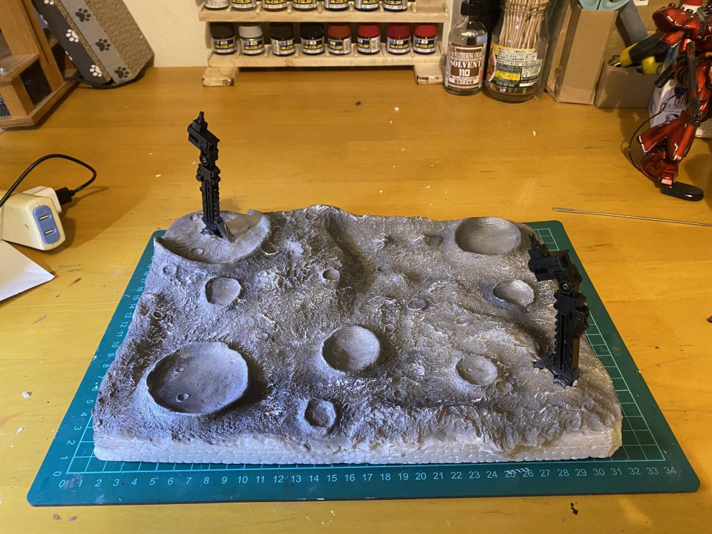 石粉粘土でクレーターを作成、クレーターの作り方YouTubeとかにも無いから月の写真を見まくる😆そしてちょっと盛る！笑月っぽくならないように暗めのカラーで塗装！