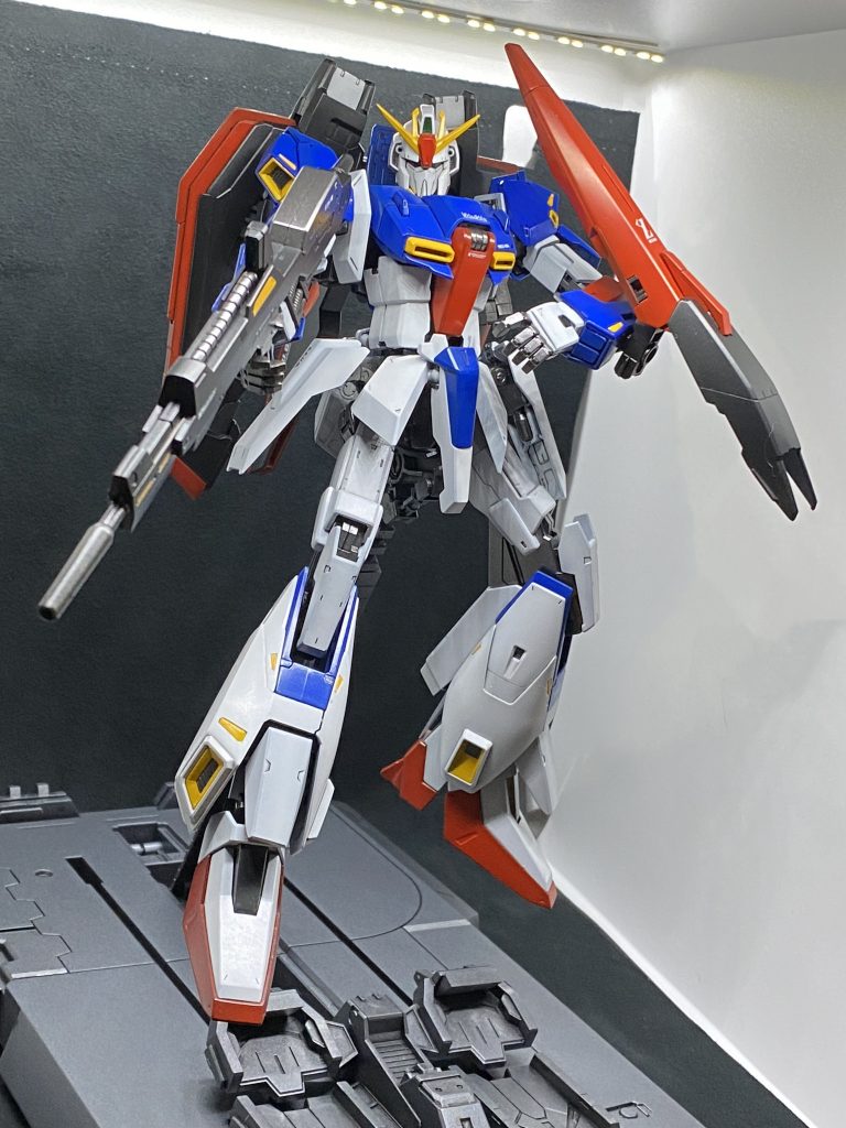 カタパルトデッキの平面仕上げから始め夜な夜なアマプラでZガンダム垂れ流しにしておりましたが各部面だし仮組し終わる頃には皆様お亡くなりになられ気がつけばシロッコが潰れておりましたわwあーka買えると良いな〜なんとなくグラデーション塗装にしてみたZガンダム2.0でした。