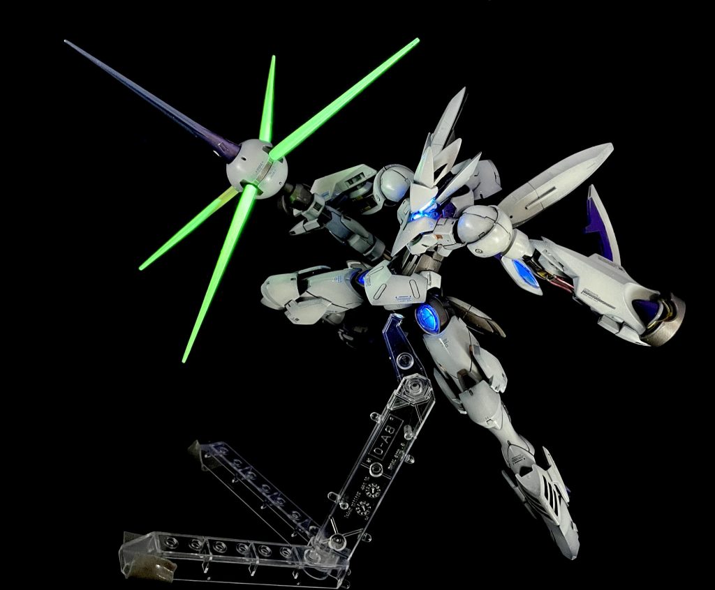 4本のビームサーベルを発振する事も可能回転させる事でズパッ!とやるような使い方も可能としてます