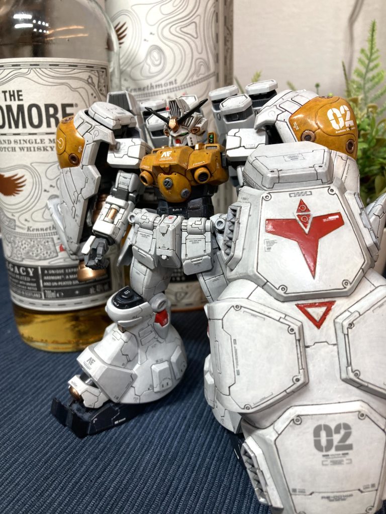 配色に悩んでいた際、勝手にフォローさせていただいているMJさんのお酒ガンダムを見て着想を得、家にあったウィスキーボトルの色を使いました。完全なパクリです。勝手にマネしてしまい、気に触られたら申し訳ありません。