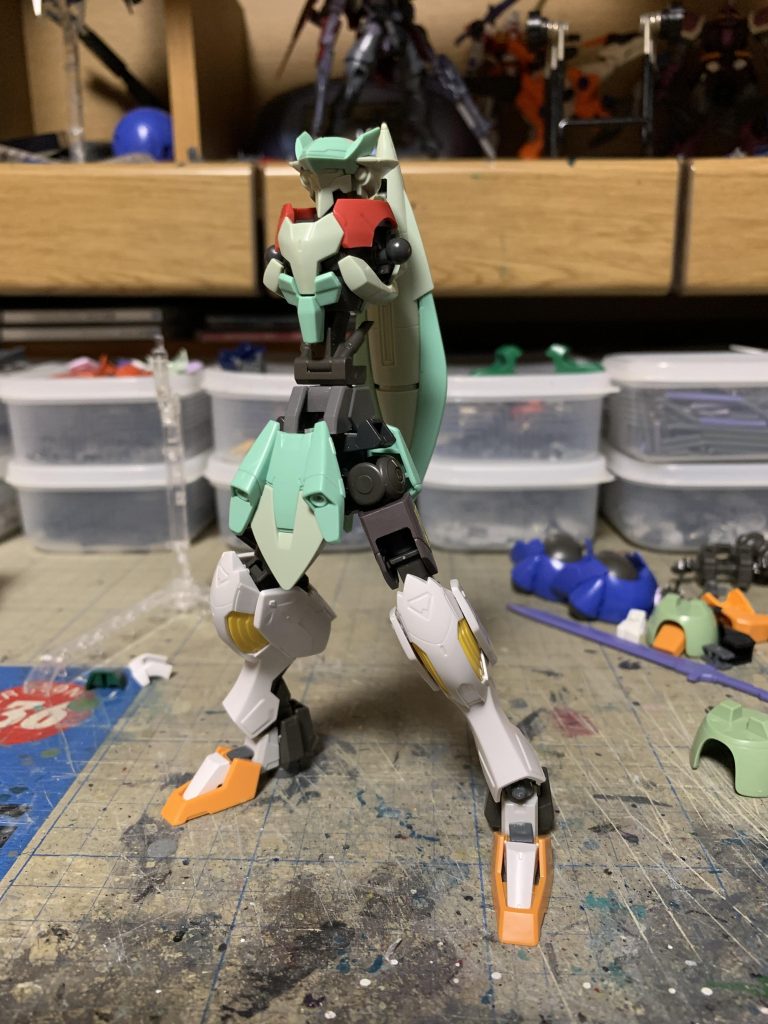 とりあえず、同じくジャンクとなっていた鉄血キットのパーツなどを合わせていきます。