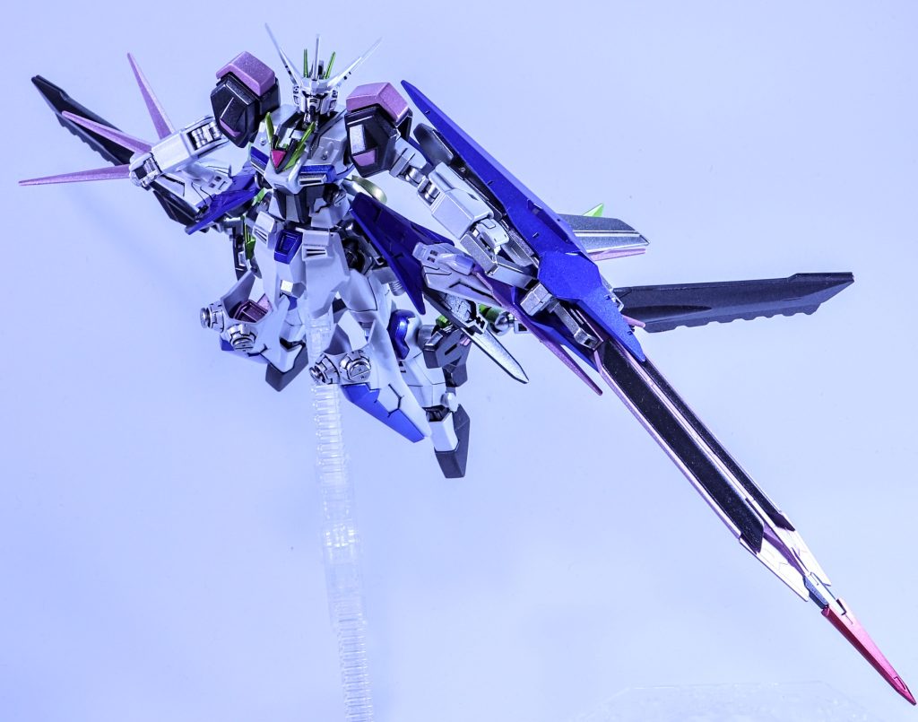 〜解放式加速形態〜「アクセラレイター」　ストライクFと同様、両腰部バインダー内のサイコフレームを露出、サイコ・フィールドを利用した高速機動形態。腰部背面のオルタ・システムにより感応波を増幅、サイコ・ウェーブを蓄積し、内蔵されたサイコ・グリップシステムを用いてパイロットの適正に合わせて段階的に加速形態を解放していくことで、パイロットの安全性を確保している。　バインダー側面には、アフターグロウ・パッケージで得られたノウハウを元にサイコシャード生成装置が設けられており、より強力なサイコ・ウェーブを発生させることが可能になっている。