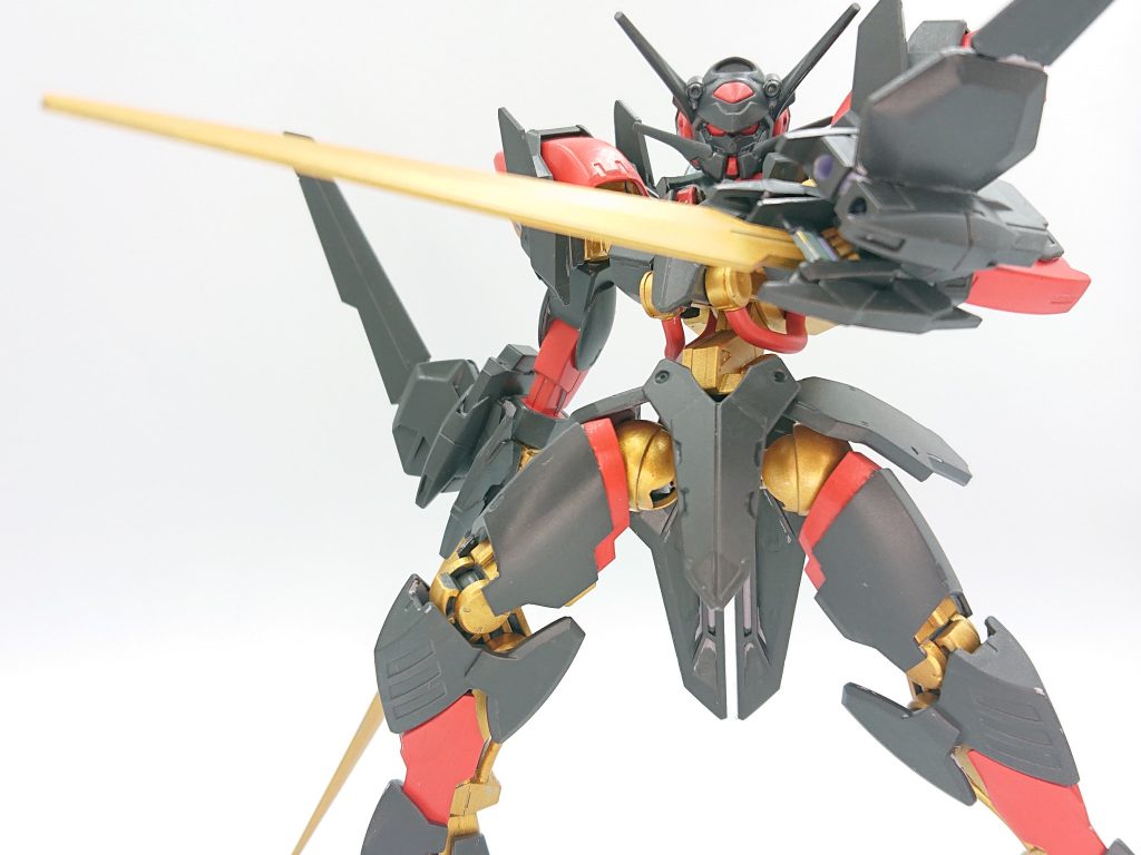 基本的には付け替えによるミキシングビルドであり、肩の突起や武器のウィング部分のみ一部加工している程度の簡単工作である。