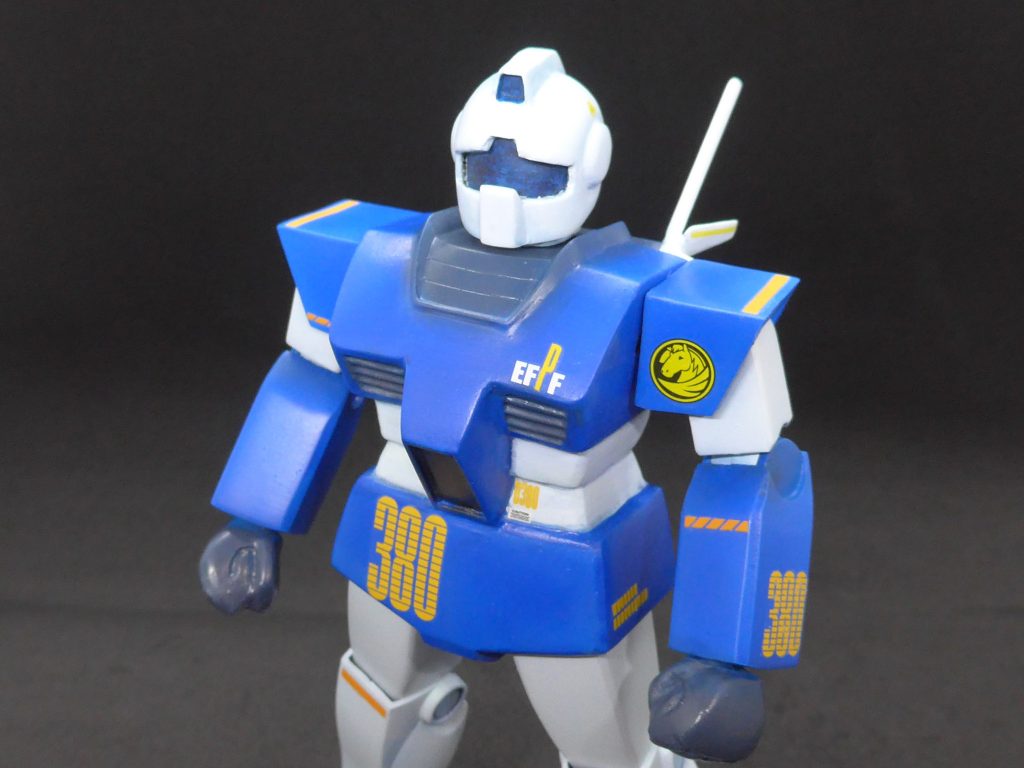 以下、改造箇所です（アップは荒が目立ってしまいますね・・・）。顔はカメラアイをくり抜いて縁をプラ棒で囲んでシャープさと小型化しました。裏側からプラ板を貼って、堀が深くなった？感じも気に入ってます。バルカンも埋めています。肩は少し後ろにそらすようにボディとの結合部にプラ板貼って後ろに削り込みました。胸部は説明が難しいですが、前に出ているのを抑え、ダクトが前を向くように持って削ってを繰り返しました。アンテナはジャンクパーツで適当に加工です。