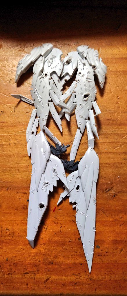 ハンダゴテでダメージ加工。う〜ん、合わせ目した意味があったかな？