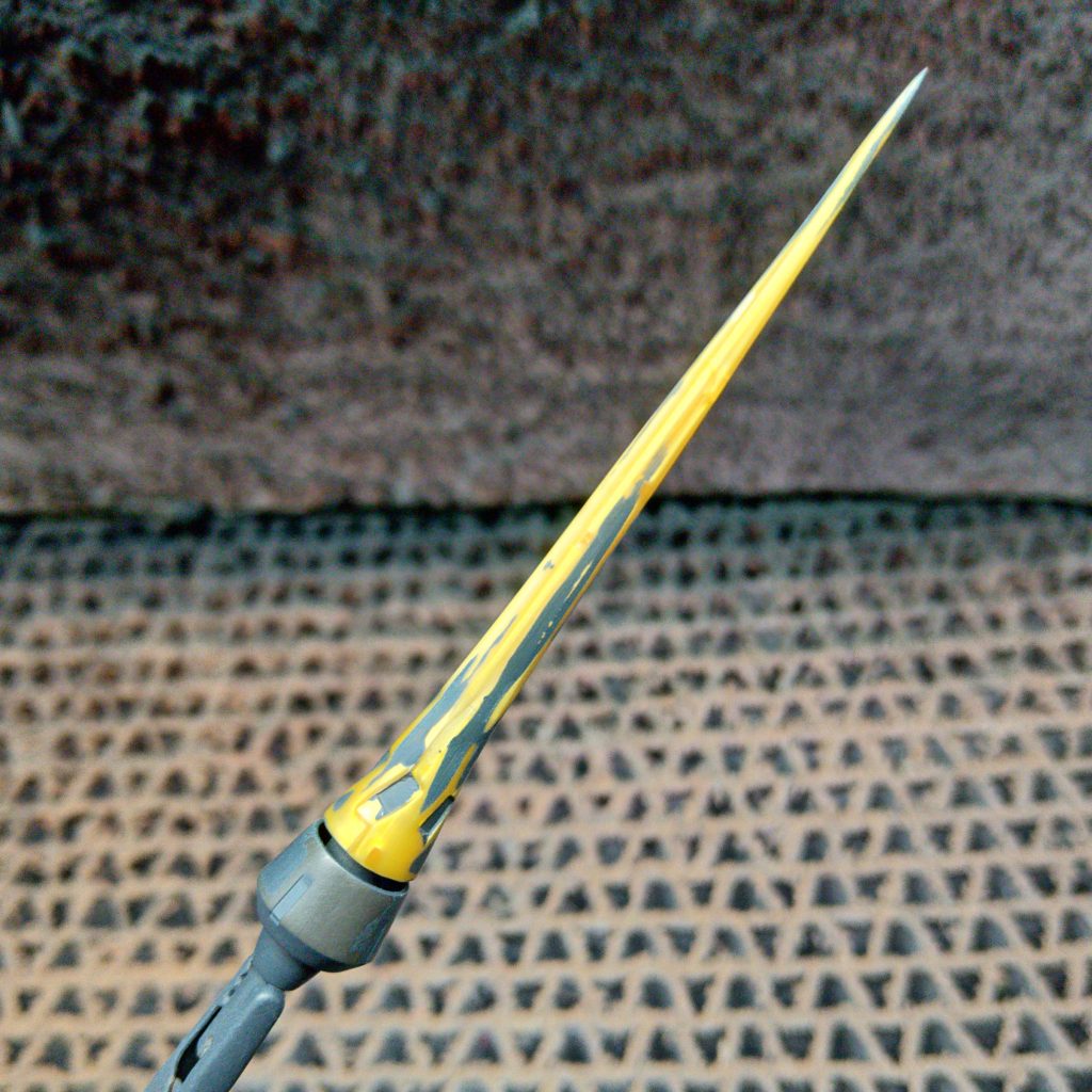 基本的に合わせ目の出ないキットですが、武器だけは出てしまうので頑張って消しました。ついでに先端をシャープ化。