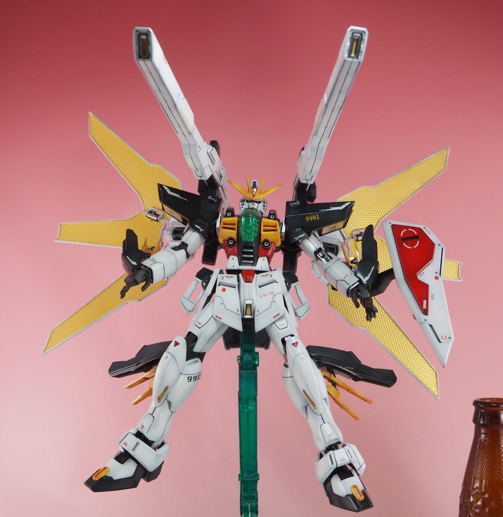 ツインサテライトキャノン、ミラーパネルが特徴的なガンダムDX、今回は旧キットの武装を追加しています。