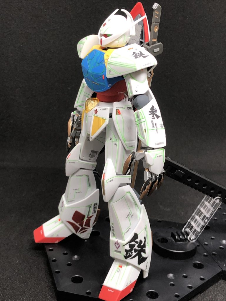 左肩、腕、脚に「鉄」「参」「鉄華団」デカールをデカく貼りました。∀は丸みを帯びたデザインですが、漢字デカールを貼ると一気に武骨さが出る気がします。