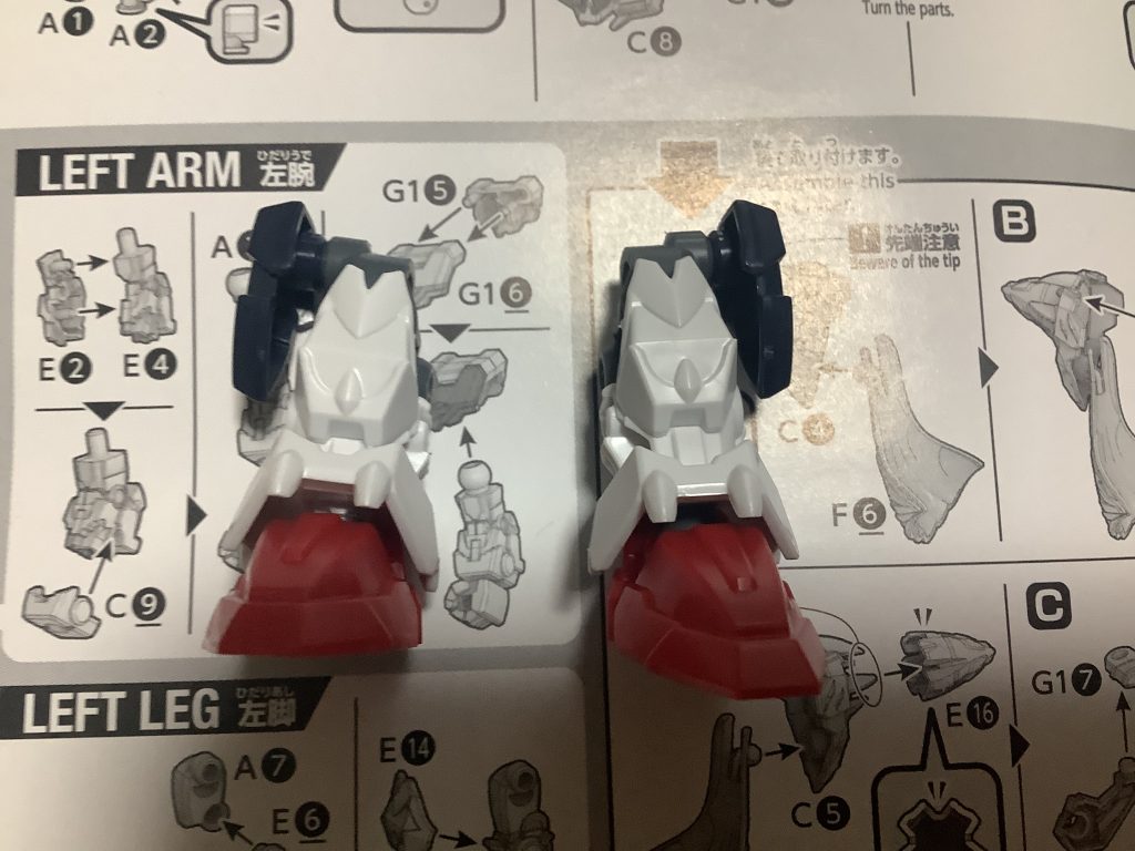 さて、足も組み立てていきます!足はあと少しだけ色分けして欲しかったですが…かっこいいから許す!
