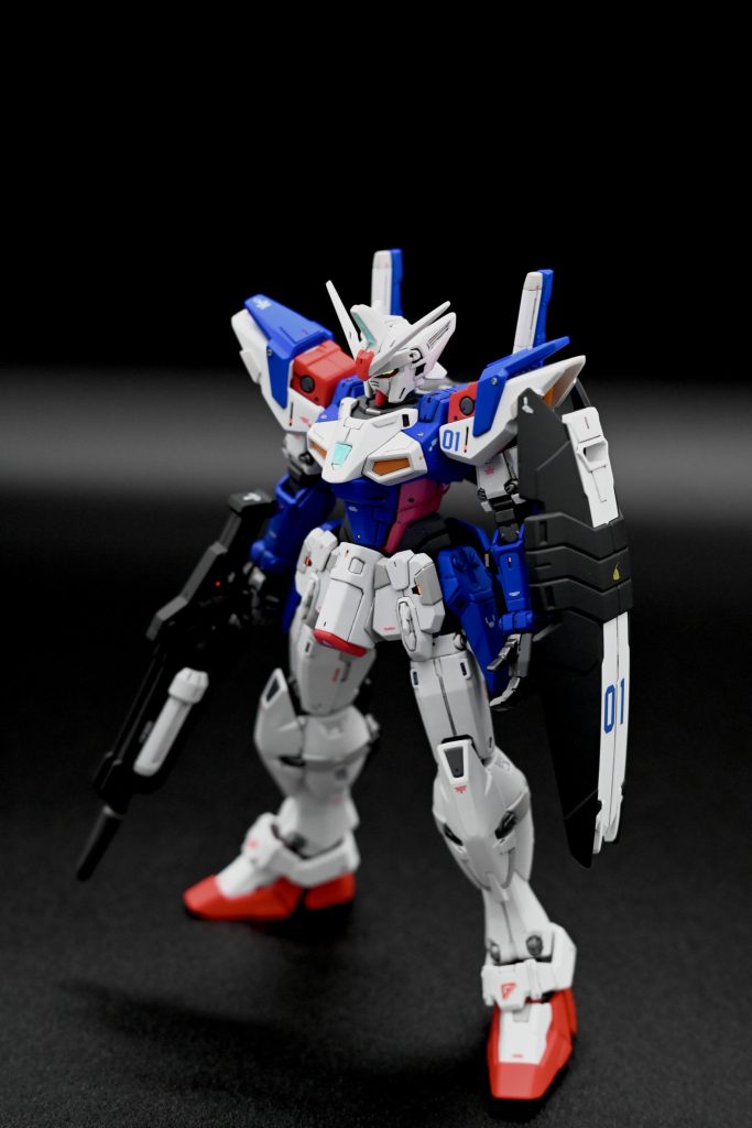 少し分かりにくいですが、レッドチップはハセガワの蛍光レッドフィニッシュを使用。各センサー類は、付属のホイルシールに蛍光塗料を塗布したり、オーロラシートを重ねたりしています。それぞれブラックライトで発光し、違う表情を楽しめます。