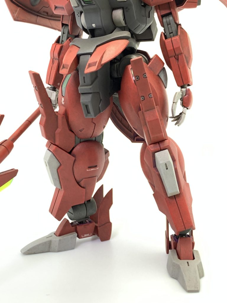 膝関節は少し曲げているように感じたので、真っ直ぐ見えるように干渉する部分を削りました。