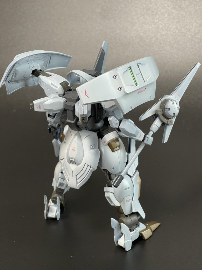 リアビュー。メインカラーの白と合わせるサブカラーの色をどうしようかと悩みまして、普段使わないメタリックの、しかもブラウンというのが急に頭に浮かびまして、予定してたタコザクイメージとは離れましたがこれが白とも発光グリーンとも良くハマったので大正解でした。