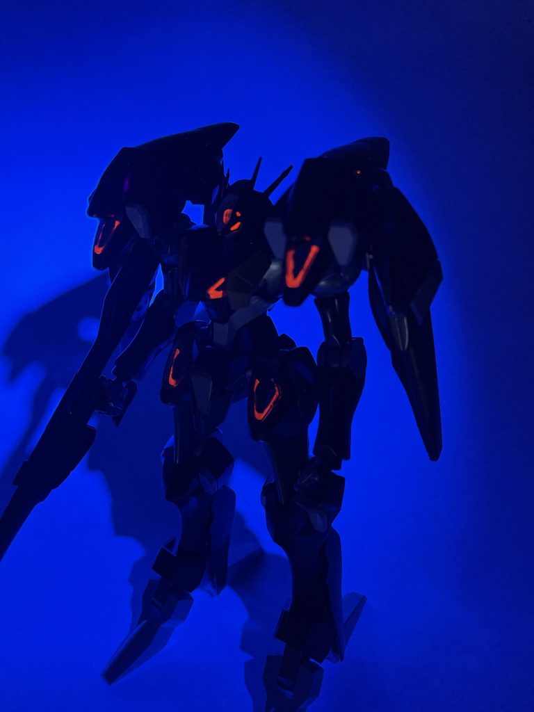 シールに蛍光塗料をエアブラシ塗装したので簡単に発光ギミックを再現できます。