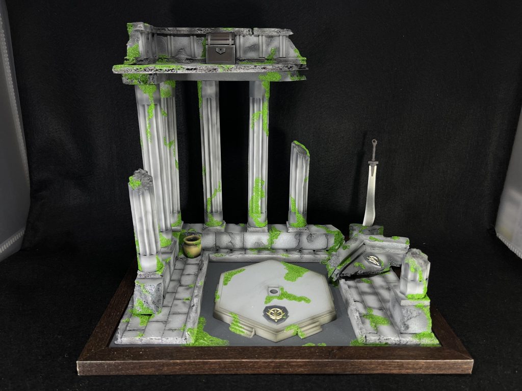 こう！！2階にある宝箱はプラ板で箱組みをメインにスクラッチしました。ギャンを乗せると…