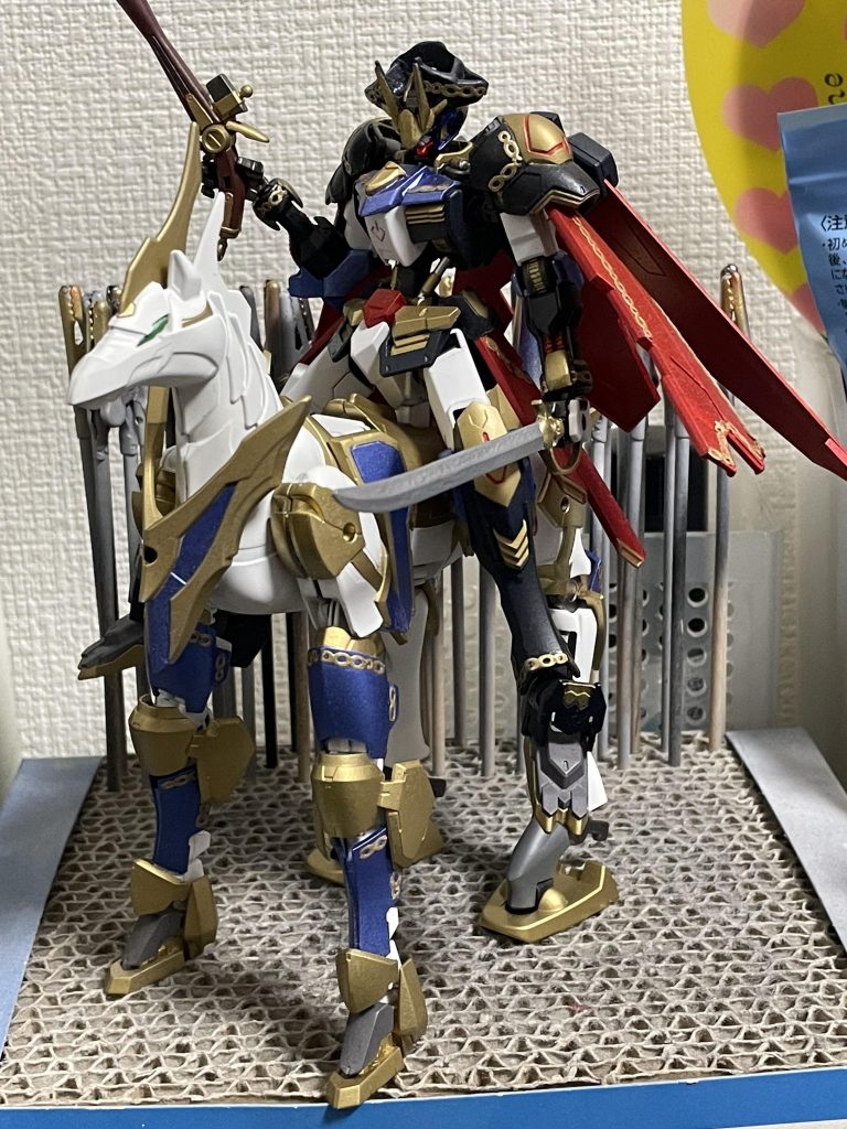 馬を塗装し、剣を持たせ、ここから馬の首を伸ばす試行錯誤に入りました。軍馬の腿に各種足パーツを取り付けているのですが、切り取った軍馬の足先が残っていたので、それを貼り合わせて首の延長パーツにリサイクルしました。