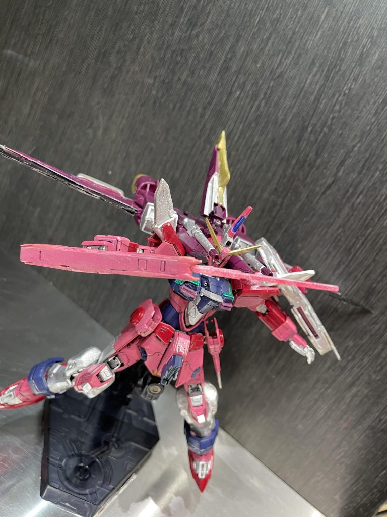 シャイニングエッジ ビームブーメランは手で持てます。少しだけ延長してます。また、グラップルスティンガーも展開可能ですが、それ用の台座を持ってないのでご勘弁を