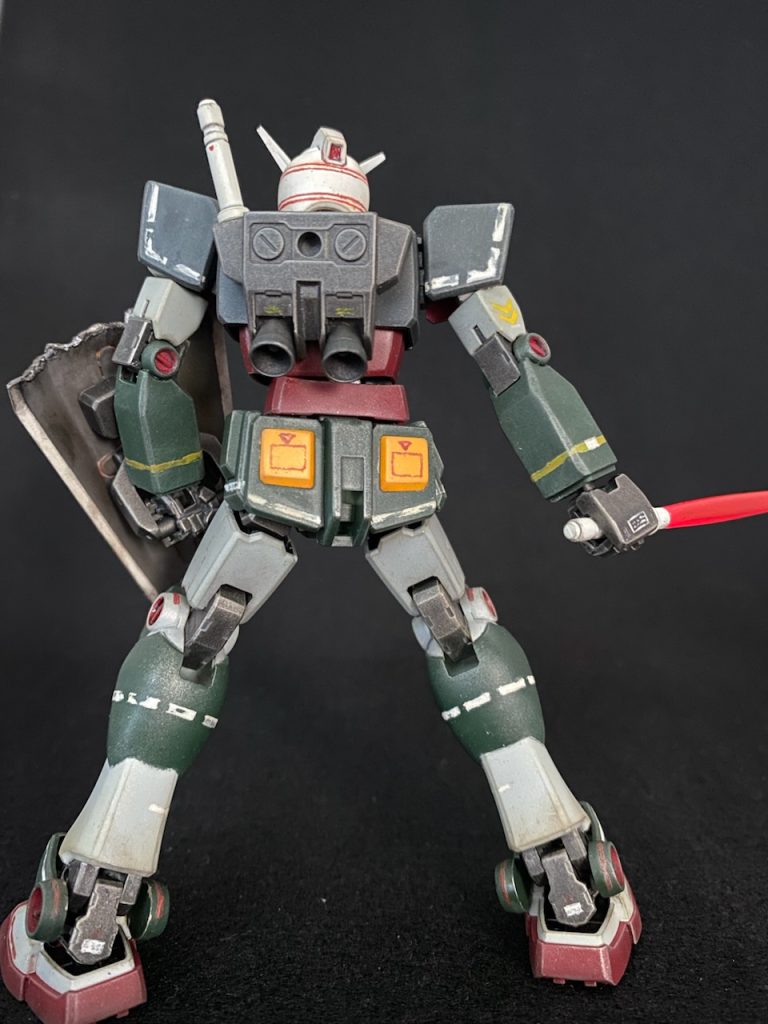 ラッカー塗料で塗装後、汚しをかけています。各所ラインやコーションマークは全てエナメル塗料による筆描きです。  