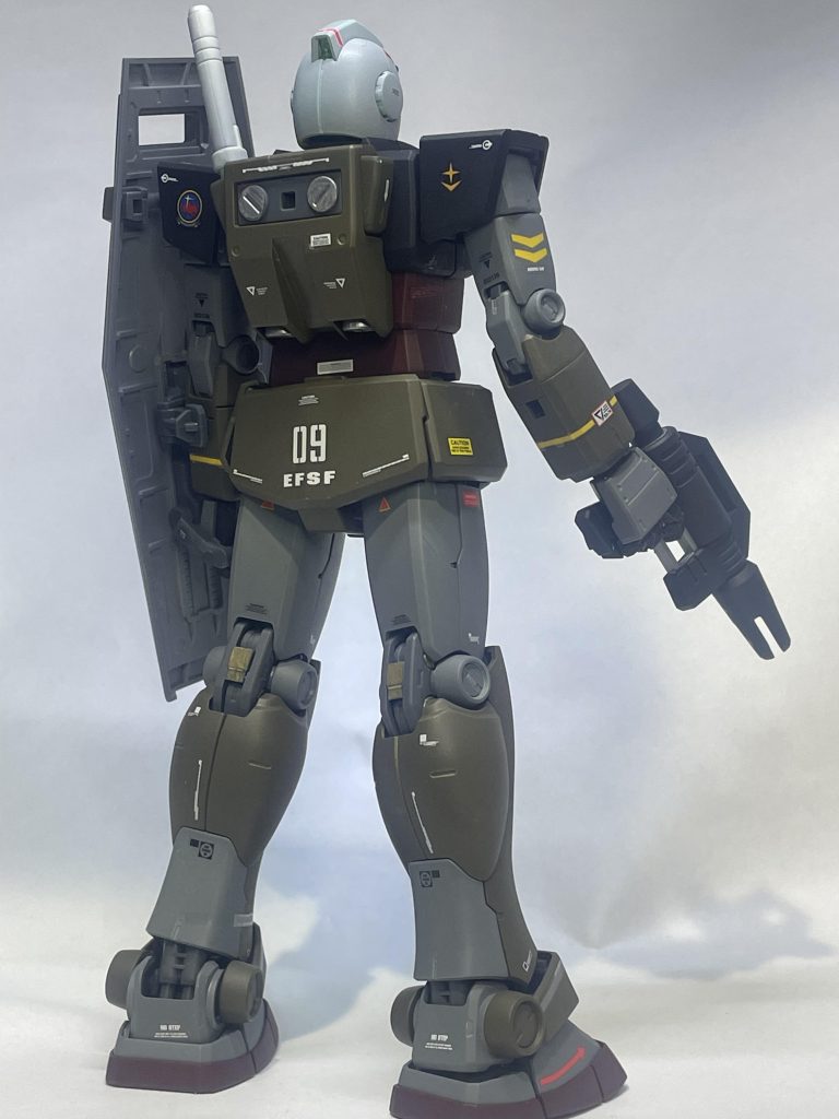 久しぶりのMG制作。評判良いガンダムVer.2.0をベースにされたジムだけあってプロポーションが綺麗です。