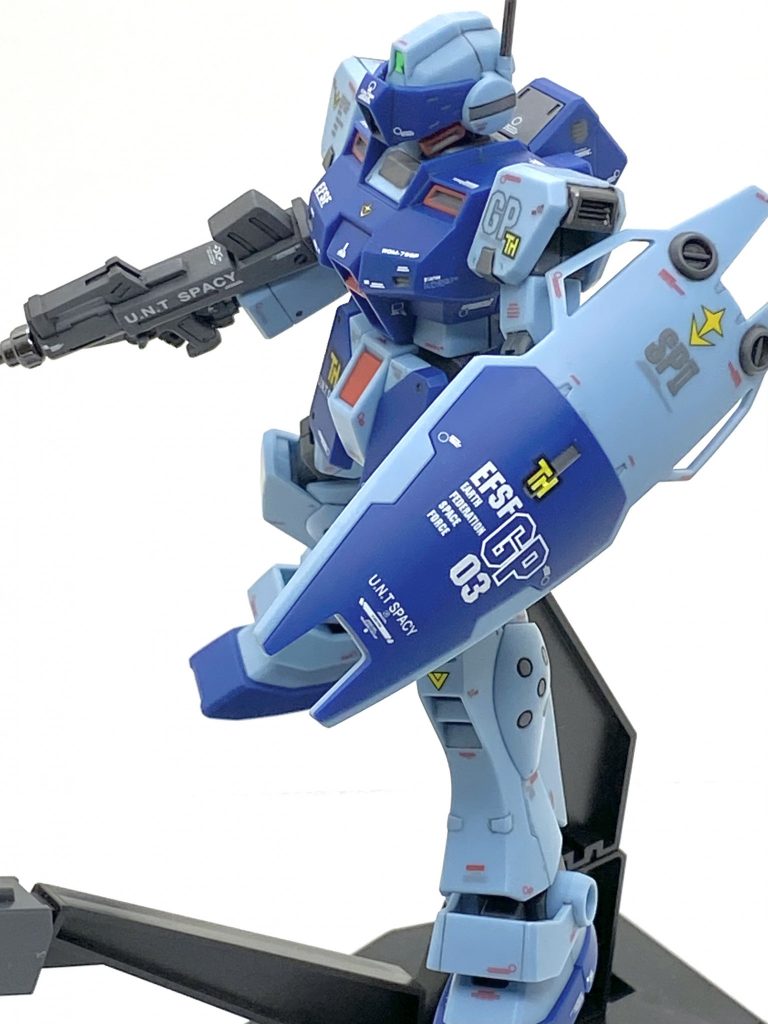 劇中で出撃直後のポージングでブルパップ・マシンガンを持たせています。すぐにケンプファーにやられてしまいますが・・・。