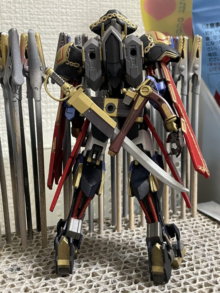 武器のホルダーを作成。M.S.G.のアームパーツだと思います。それを塗装し、展開ギミックにしました。