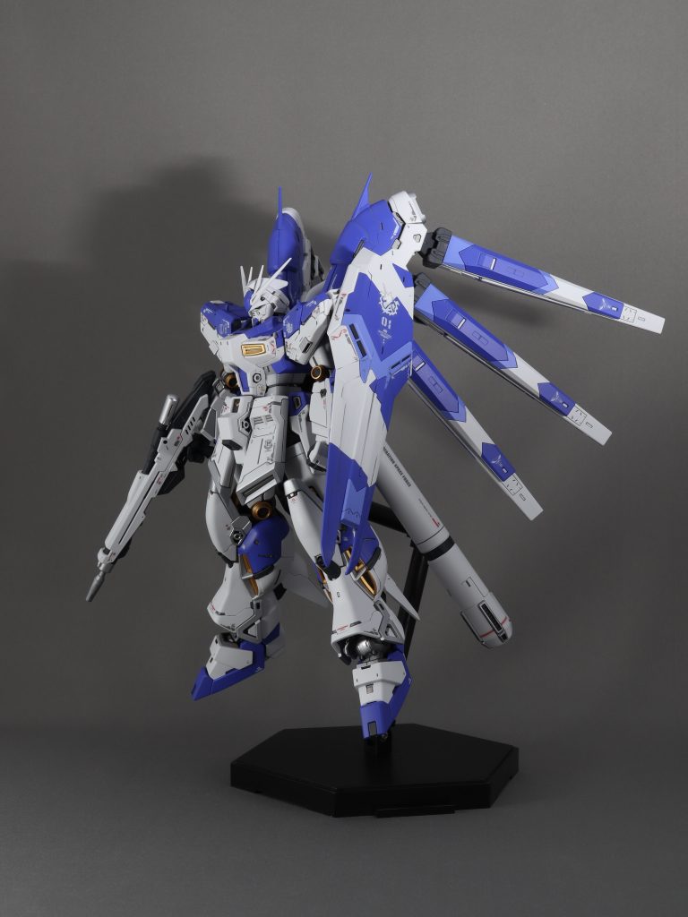 塗装後にスミ入れと付属のデカール貼りを行い、最後に半光沢のクリアーで仕上げています。