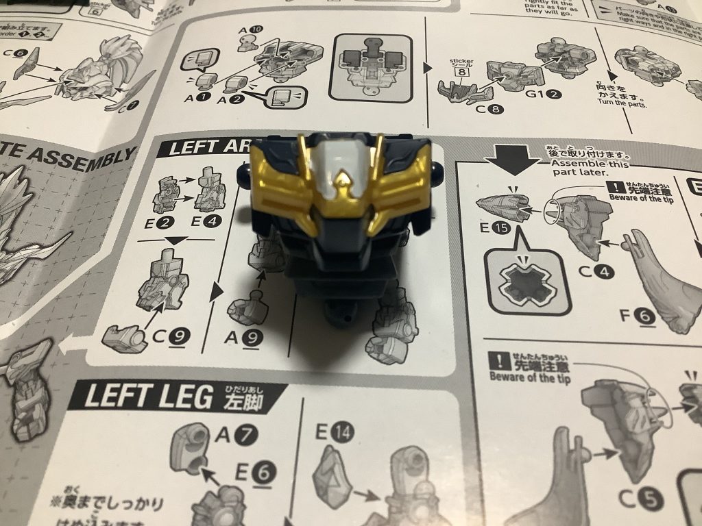 次は胴体の組み立て。なんかアトラスガンダムみたいな見た目ですね。金色のパーツがかっこいい!