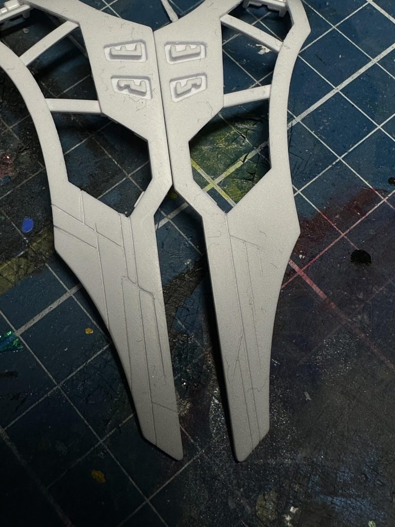 少し画像が暗くてわかりづらいのですが、アクティブクローク前面にアシンメトリーでモールドを追加しています。BLEACHのプルート・ヴェーネの演出がかっこよかったので取り入れてみました。以下ポージング。