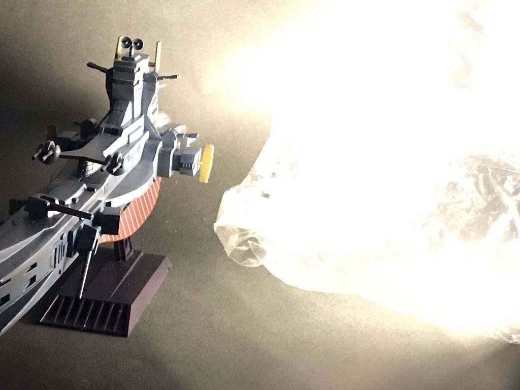 コンビニ袋をライトで照らして爆発風にしています