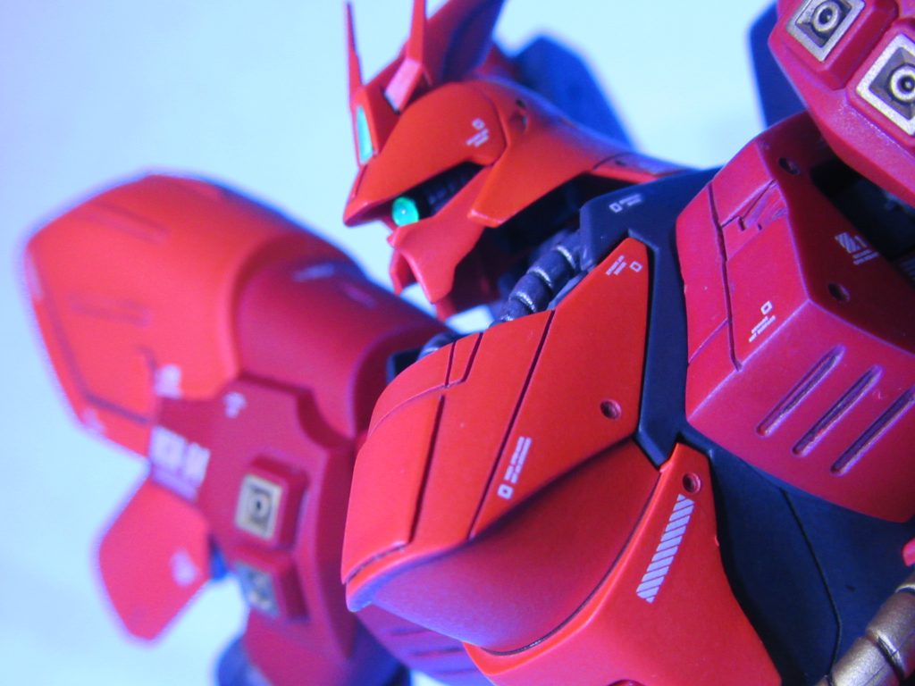 モノアイ 頭部センサーはラピーテープはりその後レジン加工して蛍光クリアで塗装しています。ブラックライトをあてると光っているようにみえます。