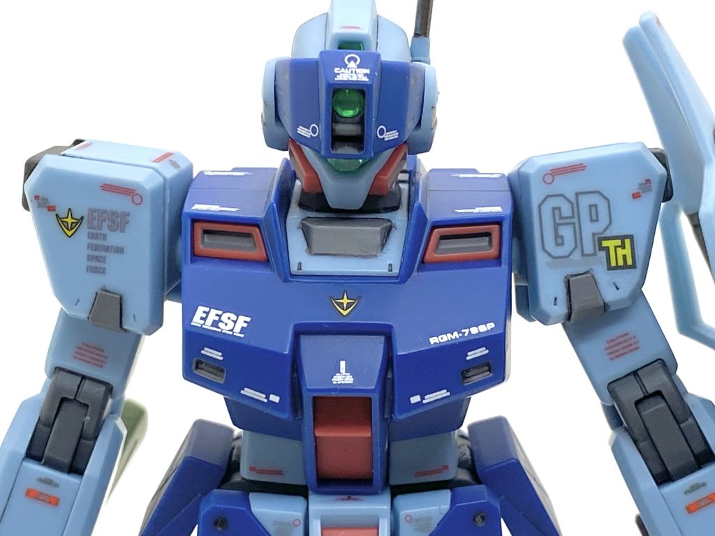 デカールは機動戦士ガンダム0080シリーズ汎用1とMG ジム・スナイパーII用、HGユニコーンガンダム用、RGジオング用などをメインに市販のデカールなどを使い、カトキ風にしました。今回は作っている途中にスジボリ堂様のロボデカール 注意書きマークが来たので使ってみたのですが大変良いデザインで使いやすく、値段も手頃なのでお気に入りになりました。