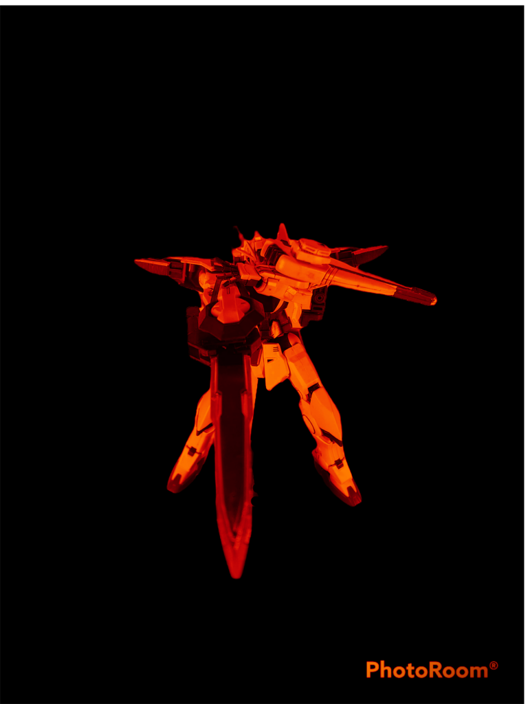 TRANS-AM　GNドライヴ内で高濃度圧縮された粒子を一気に開放することで発生する現象。発生時、機体は高濃度圧縮粒子の色である赤色に輝く。当初この現象は、本機の最大稼働時に発生する不確定要素を孕んだ現象であったが、後に解析され、任意で発動可能なシステム、「TRANS-AMシステム」として本機のOSに組み込まれた。発動すると、機体性能が3倍以上に跳ね上がり、残像を生むほどの高速機動が可能となる。任意で発動可能とされているが、これは「バイオコンピュータ」が認めたパイロットでなければ発動できない。