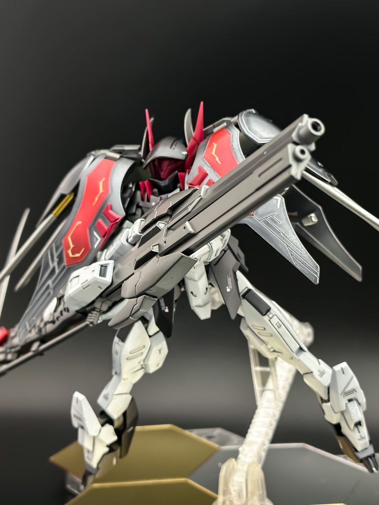 銃構えフォアグリップがキットそのままなので構えポーズはほぼこれで固定です。ナノラミネートコートを被ってると首が固定になりますが暗殺者っぽくて気に入ってます。