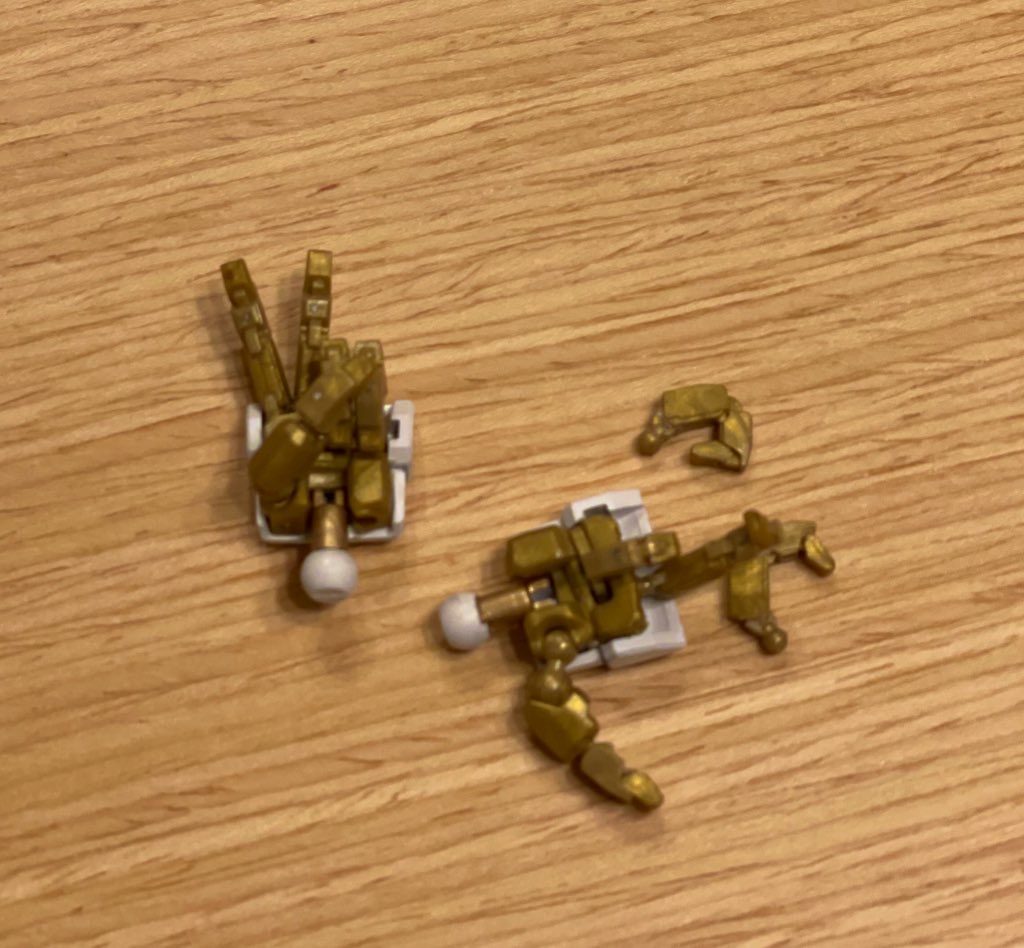 エモーションマニピュレーターなんですよ、、、今回の物は特に破損しやすいです。何より硬い!カトキ版νガンの時から採用されて以来、私も何回も触ってきましたが、こんなに壊したのは久しぶりです。笑やたら硬い。熱湯で柔らかくすれば良かったと後悔しています。プレバンでドラグーンやヴォワチュール・リュミエールのエフェクトが出るその時は是非サーベル持ち手を別につけて欲しいところですね。