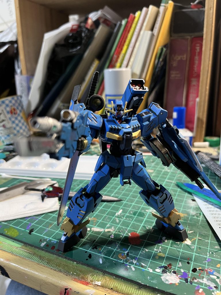 ヘビーマシンガン1号機と同じ形の射撃武装、高い命中率を誇る小型のブレードがついてあるため万が一機体に、接近されてもすぐさま近接戦闘に持ち込める。