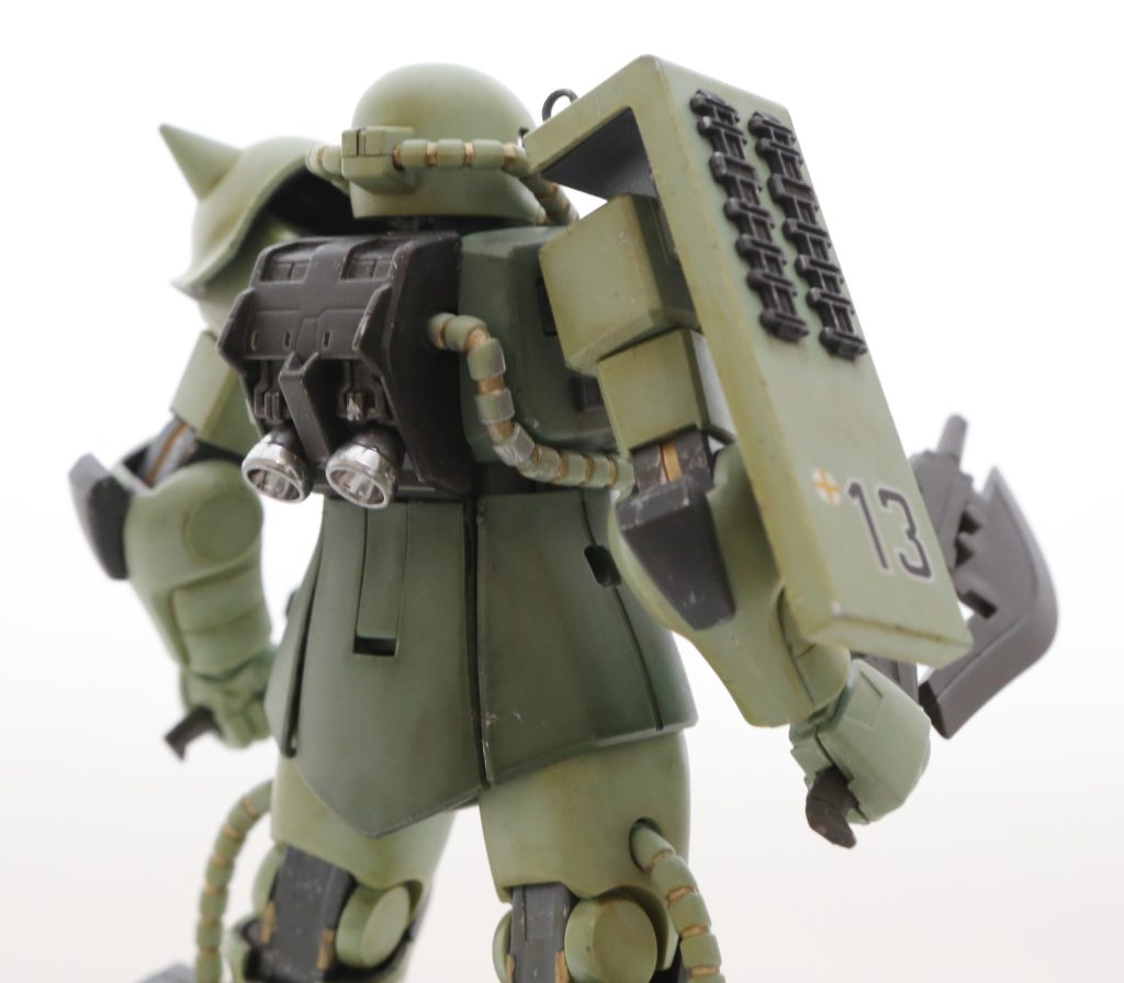 バックパックはFGザクから移植。シールドの追加装甲はキングパンサーのキャタピラ。バーニアはガンダムマーカーでピカピカに。