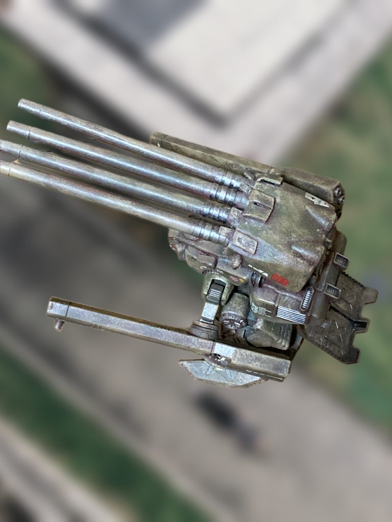 主砲がボディーに対して直付けなのがデストロイド、別ユニットで二階建て構造なのがケーニッヒ。繋ぐパーツを探してたらジオのパックパックに行き付きました。