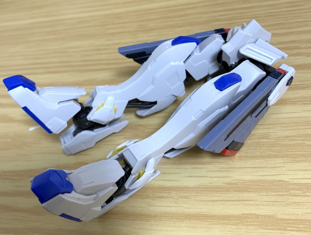 踝と腰部にフリーダムのスラスターとレールガンを装備。レールガンはそのままバエルの腰部パーツに付けることができないので、関節をパテで整形しました