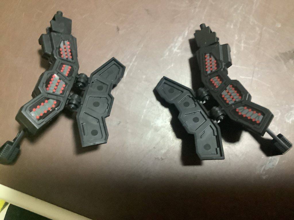 さ、さて、シールの枚数も確認できた所で、組み立てしようともいます!こちらのミサイル、「全部塗り分けしました〜!」と言いたい所ですが中1の僕にそんな技術があるわけでもなく全部シールです。片方でシールを4枚、つまり2個で8枚。トータル12枚。こ、こいつ!えぐいぞォ!