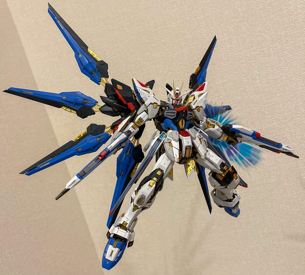 今回のストフリは神キットです。愛でてよし、動かして遊んでもよし。プロポーションは今までのものとは違い独自のシルエットとなっていましたがデザインと可動が両立されており満足のいくキットとなっていました。装甲連動ギミックや各部関節の引き出し機構もあるためポーズがより自然にとらせることができます。