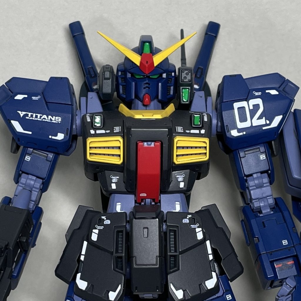 胸部アップ RGはHGのキットよりも対象年齢が高いので、頭部アンテナがシャープに成形されています。