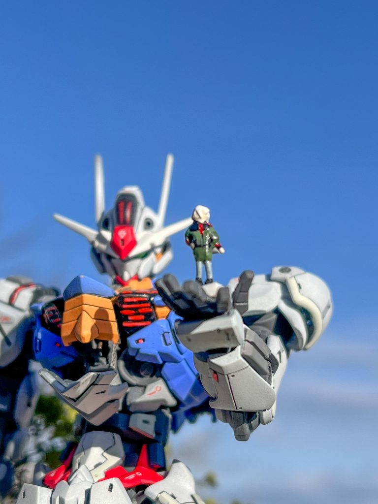 コックピットハッチは開閉できるのでこういった遊びもできます