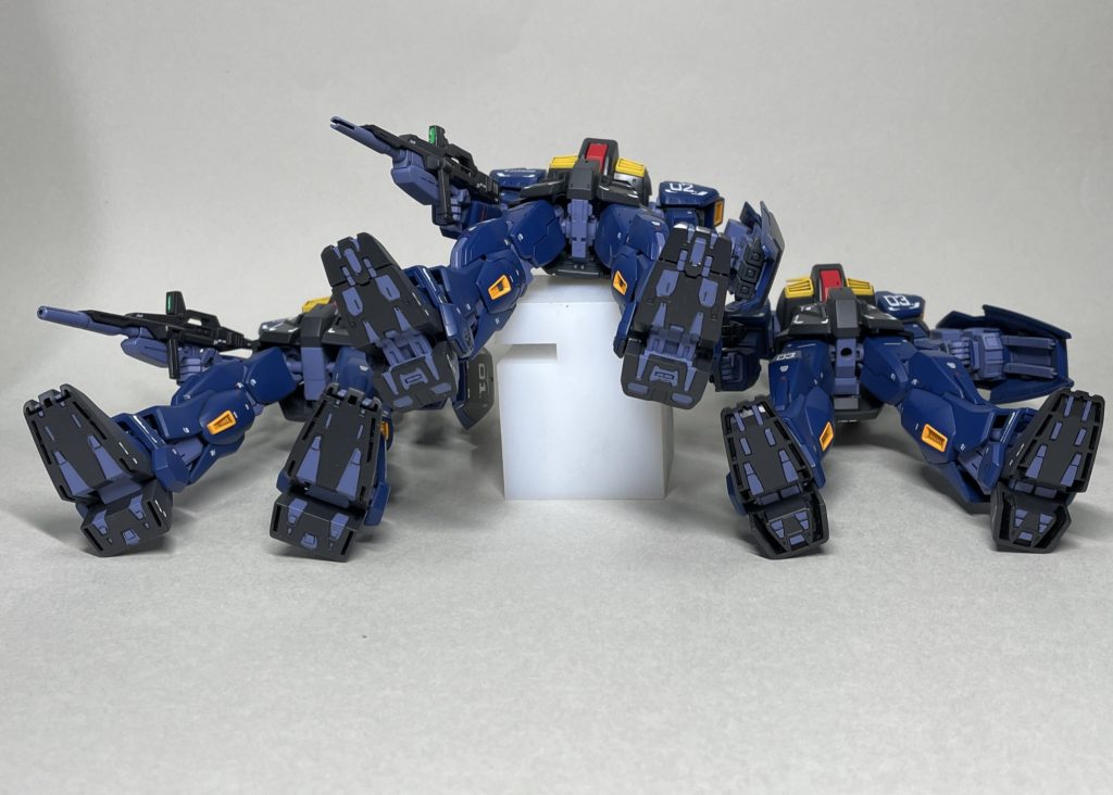 エコプラ(旧HGUC)、リバイブHGUCと並べて 下から エコプラとリバイブHGUCの足裏には肉抜き穴があります。見慣れたせいか、気にならなくなってきました😵💫