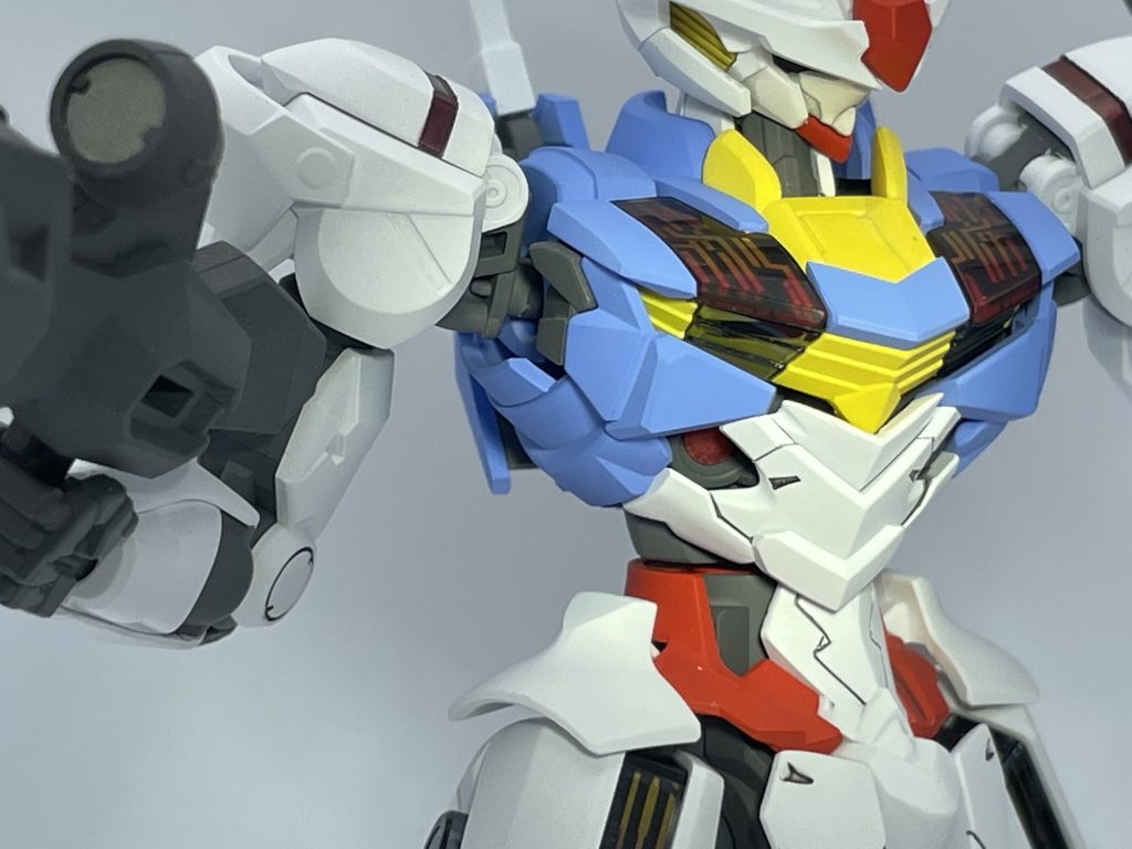 ホイルシールを貼る◎の部分はエッチングパーツ(直径2.0mm)を貼った上からHアイズ(2.8mm/赤)を乗せてあります。