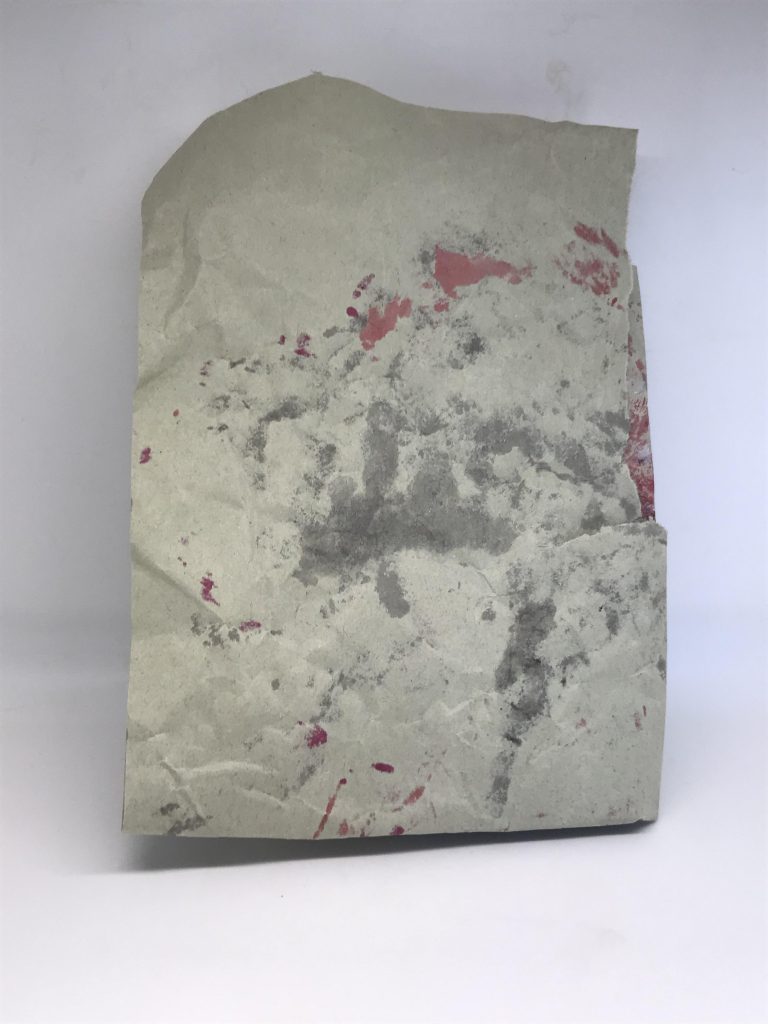 私はこの梱包材を捨てないで塗装やウェザリングする時、リビングのテーブルが汚れないよう下に敷いてます汚したらボス(嫁)のロケットパンチが飛んでくるので…😨塗装などが終わり汚れた梱包材も次回また使うの捨てないで保管しております本当にケチですね〜😅