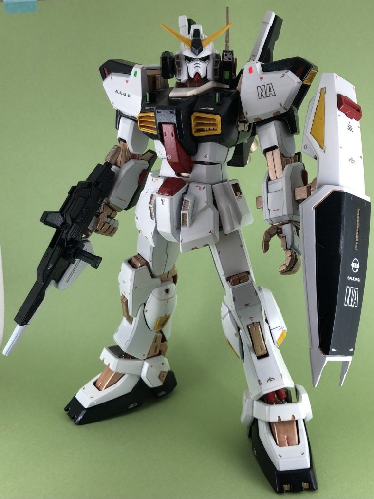 プラスチックボックスに色画用紙をマスキングテープでとめて撮影しています。