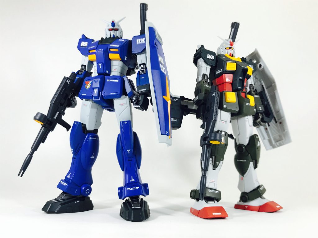 オマケです。前回投稿したオリジン版ガンダムとのツーショットです。所々のシルエットは似てますが比較してみると全くの別物ですなぁ〜