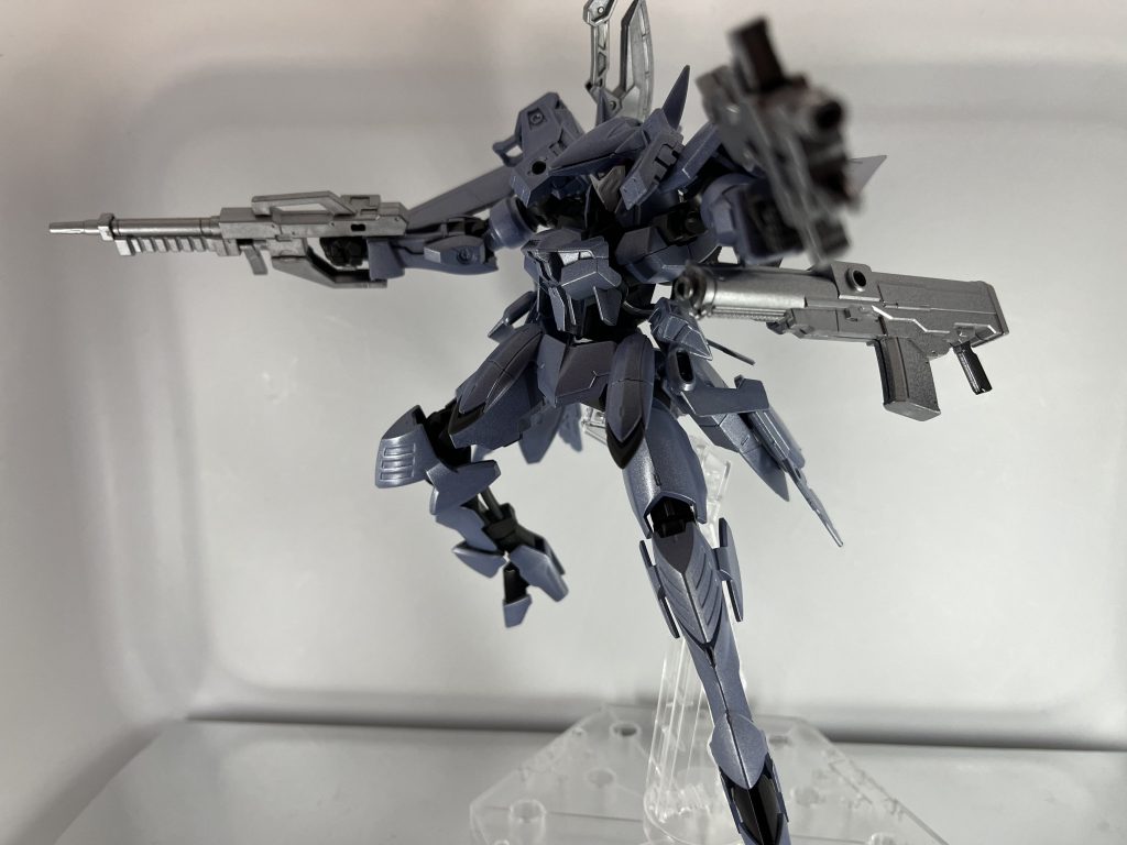 ウェポンラックは可動して腕を介さずに銃火器を使用可能