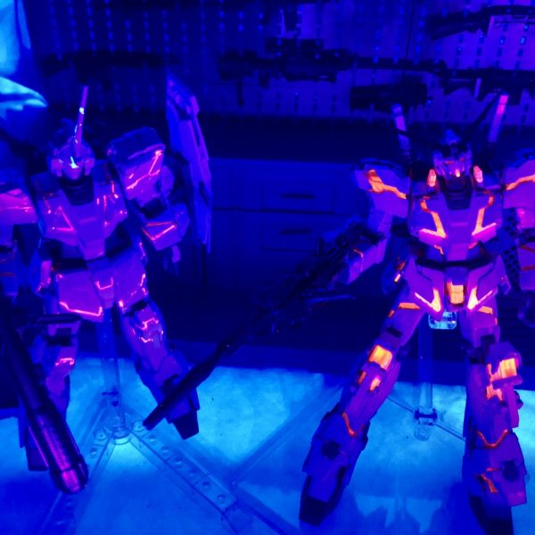 ユニコーンガンダム ブラックライト発光