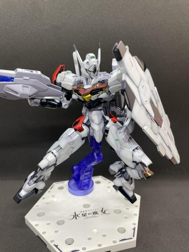 箱絵のポーズ。ルブリスは元々のプロポーションが良かったので、肉抜き埋めと胴延長、マイナスモールド追加くらいしか工作はしてません。それでも十分な完成度なので素晴らしいキットだと思います。緑色の発色部は100均のラピーテープを貼ってます。